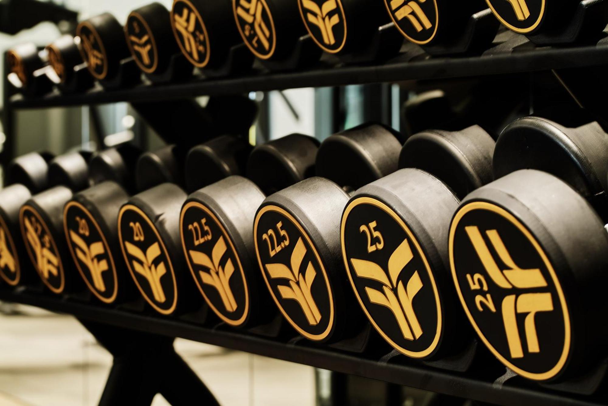 City Of Dreams Mediterranean - Integrated Resort, Casino & Entertainment 레메소스 외부 사진 Dumbbells at a gym