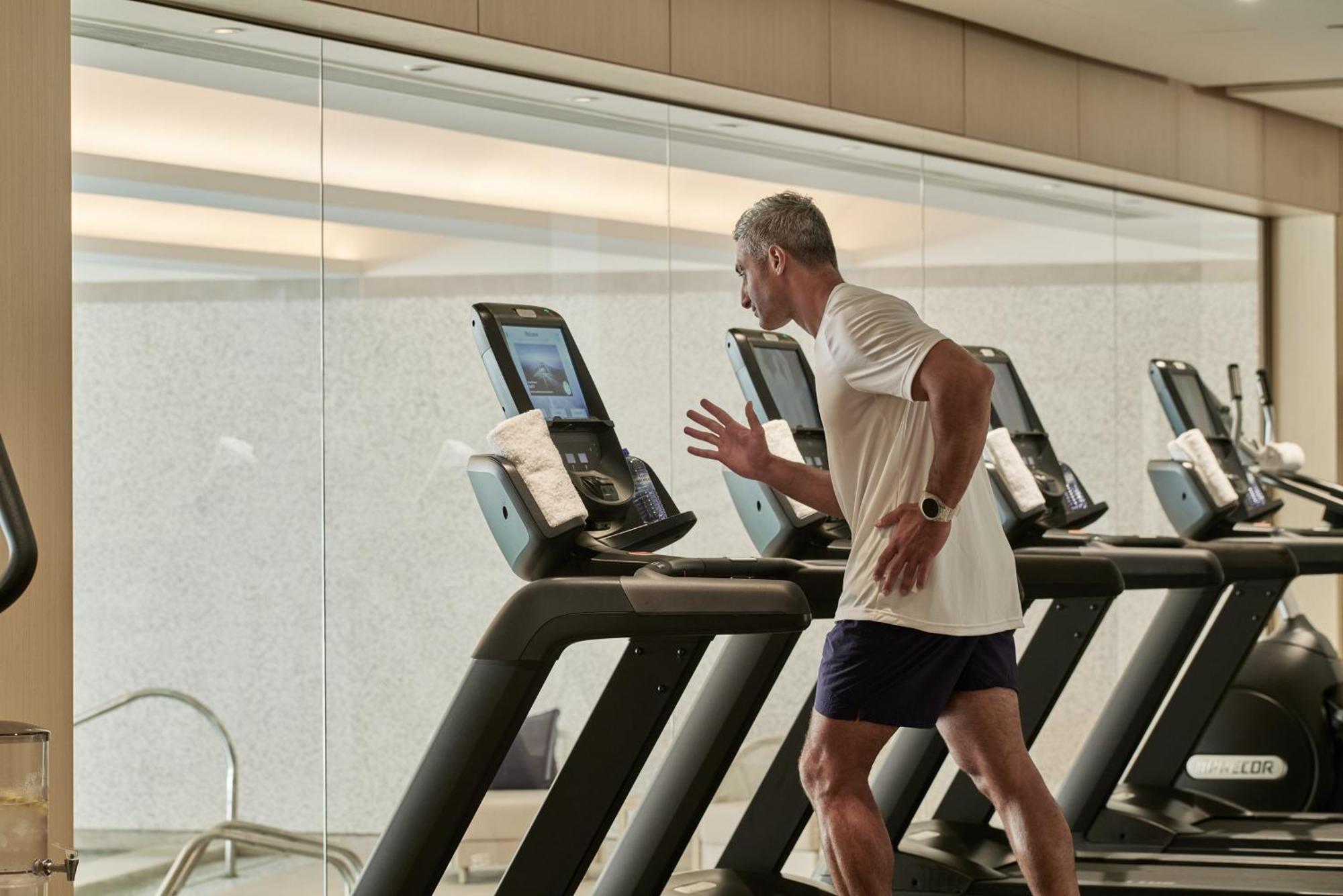 City Of Dreams Mediterranean - Integrated Resort, Casino & Entertainment 레메소스 외부 사진 A treadmill