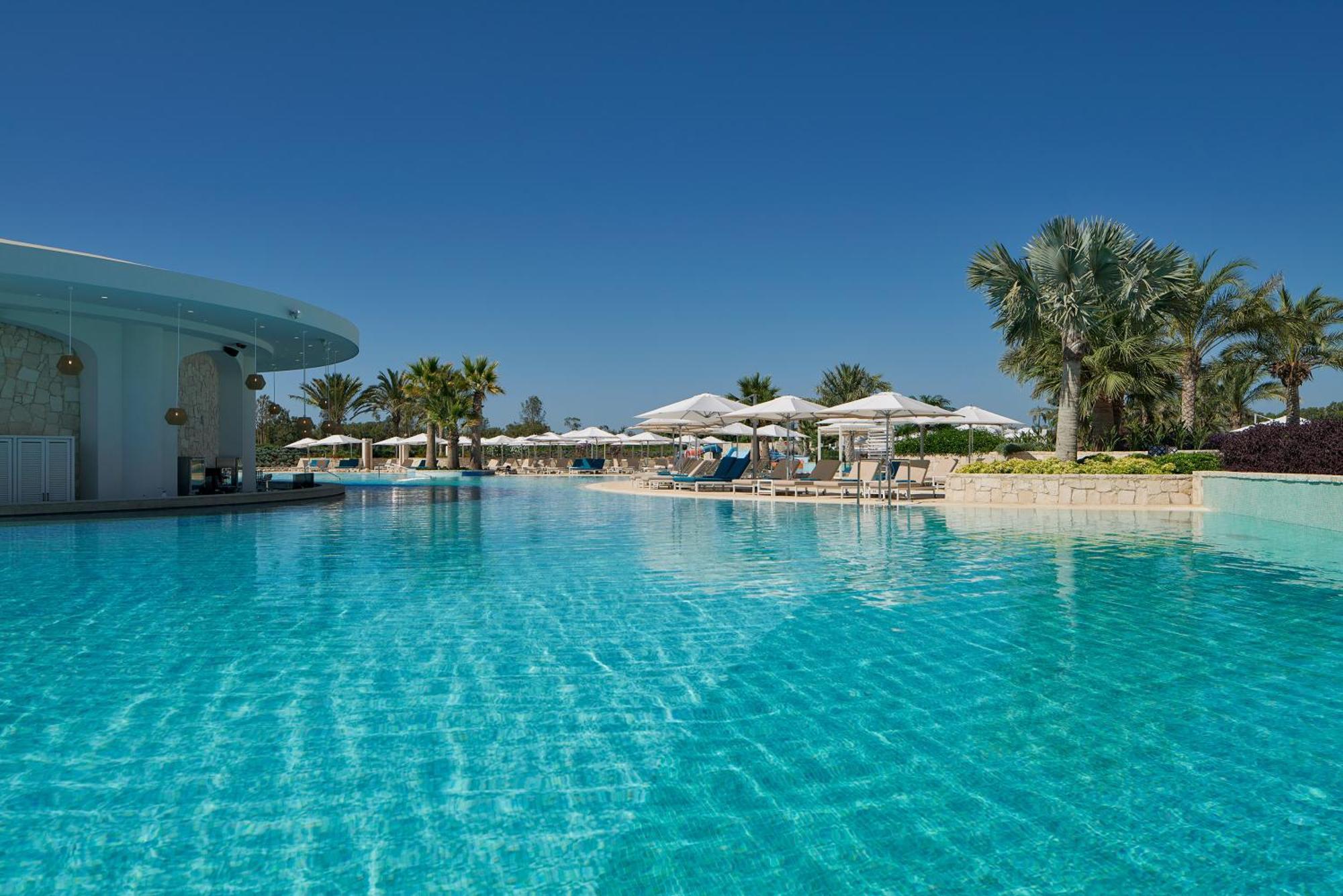 City Of Dreams Mediterranean - Integrated Resort, Casino & Entertainment 레메소스 외부 사진 The swimming pool at the resort