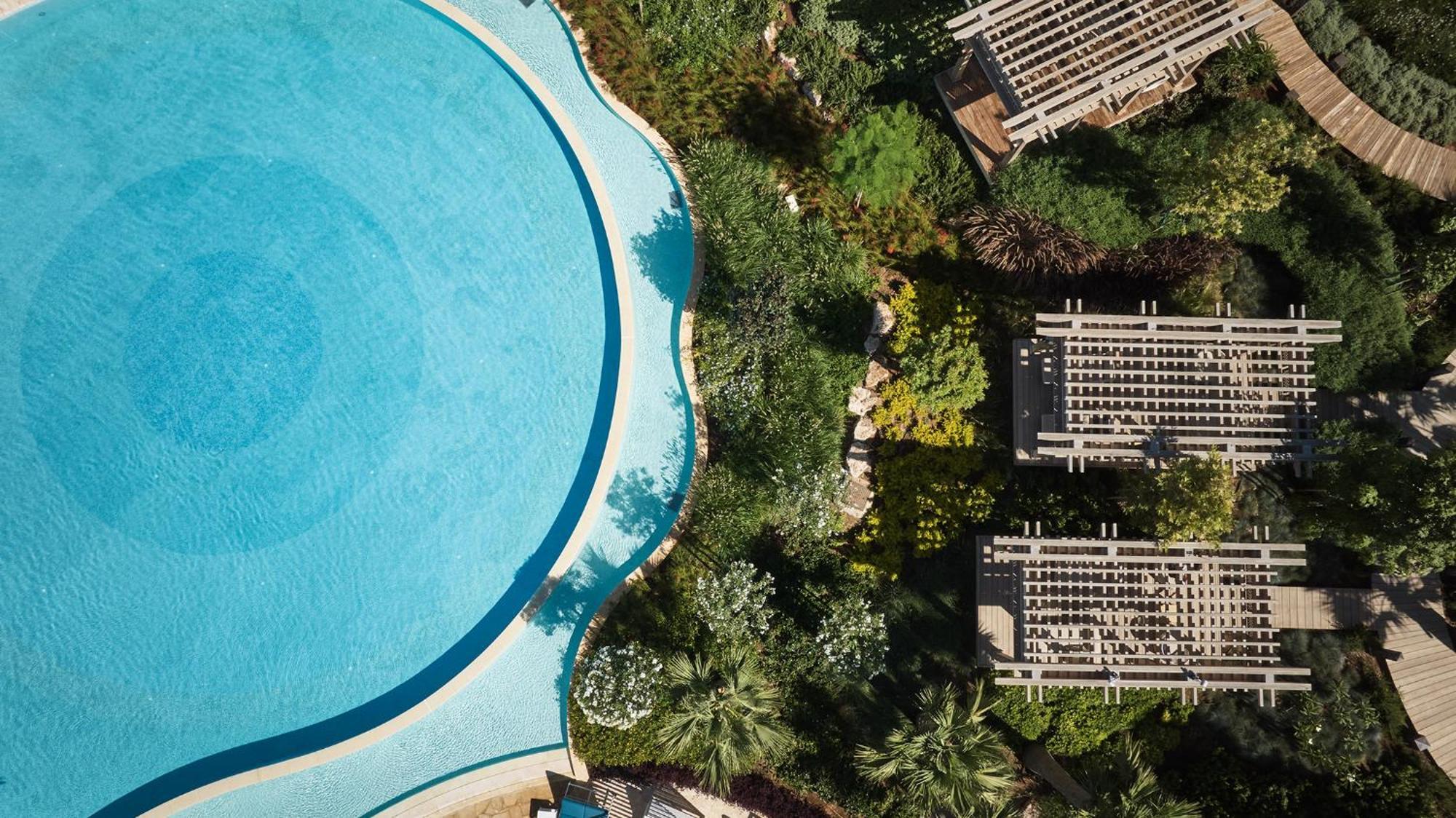 City Of Dreams Mediterranean - Integrated Resort, Casino & Entertainment 레메소스 외부 사진 Aerial view of the pool