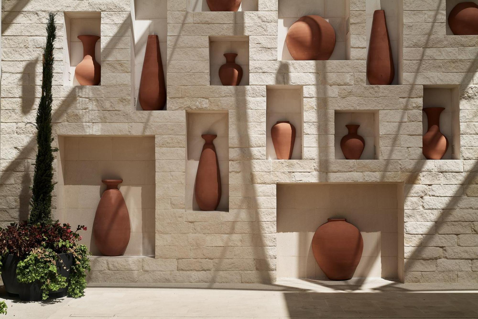 City Of Dreams Mediterranean - Integrated Resort, Casino & Entertainment 레메소스 외부 사진 Terracotta vases at the entrance of the museum