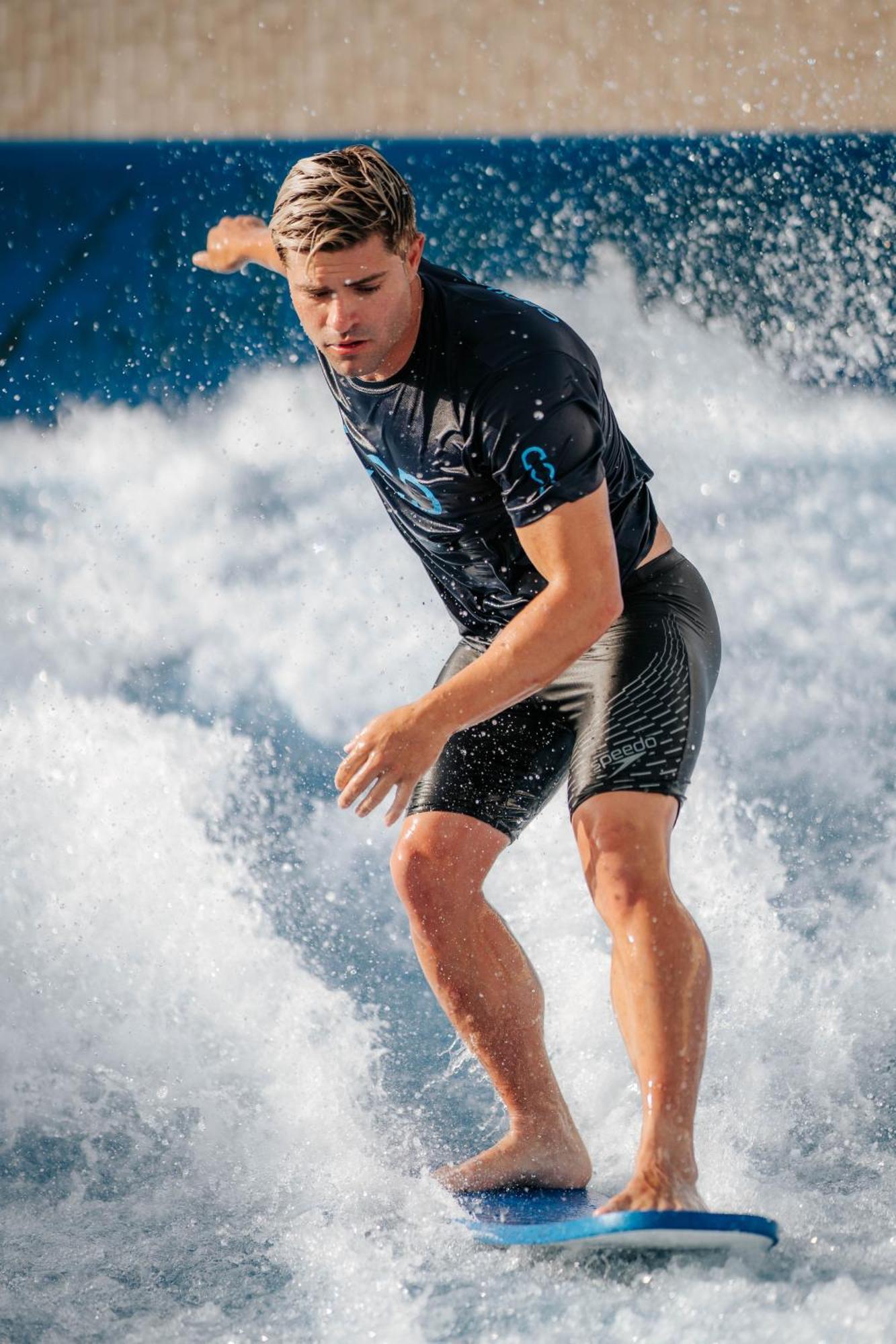 City Of Dreams Mediterranean - Integrated Resort, Casino & Entertainment 레메소스 외부 사진 A surfer wearing a wetsuit